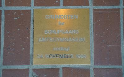 Her ses den gyldne grundsten for Borupgaard Gymnasium, som blev nedlagt i 1982.