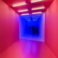 Billedkunsteleverne bliver en del af en installation med lys i pink og blå.